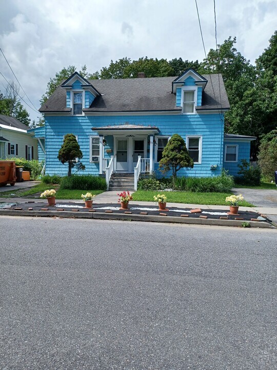 31 Grove Ave, Unit Side by side in Glens Falls, NY - Foto de edificio