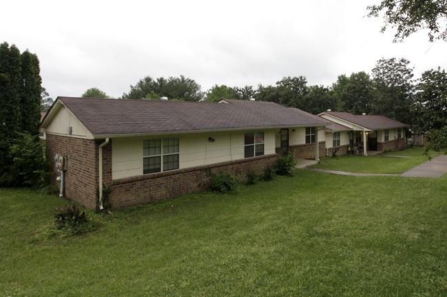 Pinetree Village Apartments in Centerville, TN - Building Photo - Building Photo