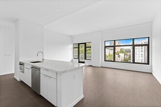 143 Old River Rd in Edgewater, NJ - Building Photo - Building Photo
