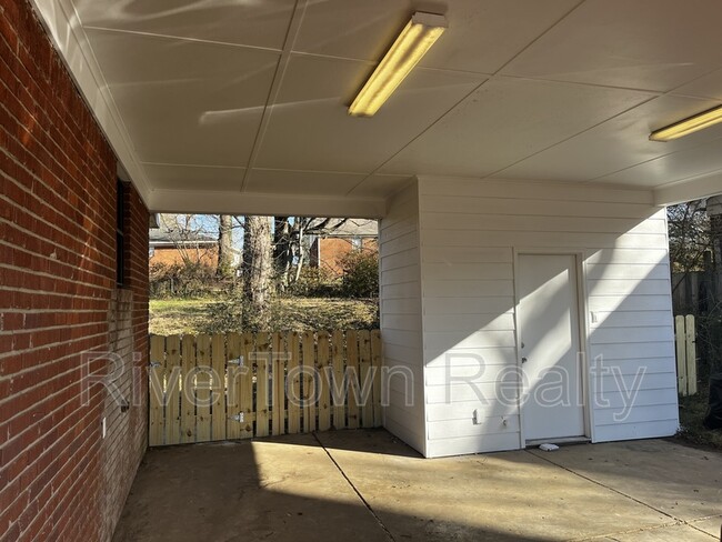 2060 Sharon Ln in Memphis, TN - Foto de edificio - Building Photo