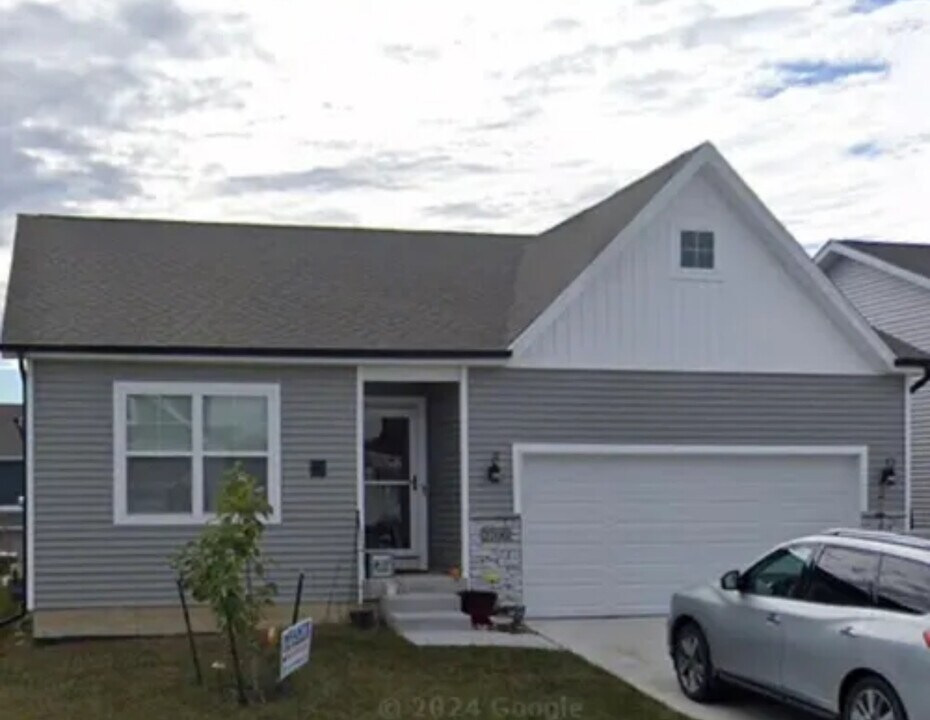 2200 Barry Dr in Adel, IA - Building Photo