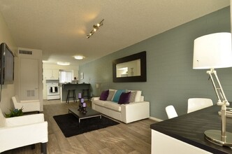 University Pointe Apartments in Tempe, AZ - Building Photo - Building Photo