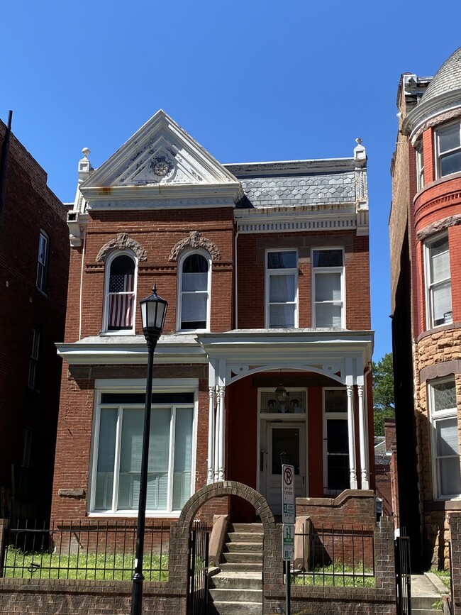907 W Grace St, Unit B