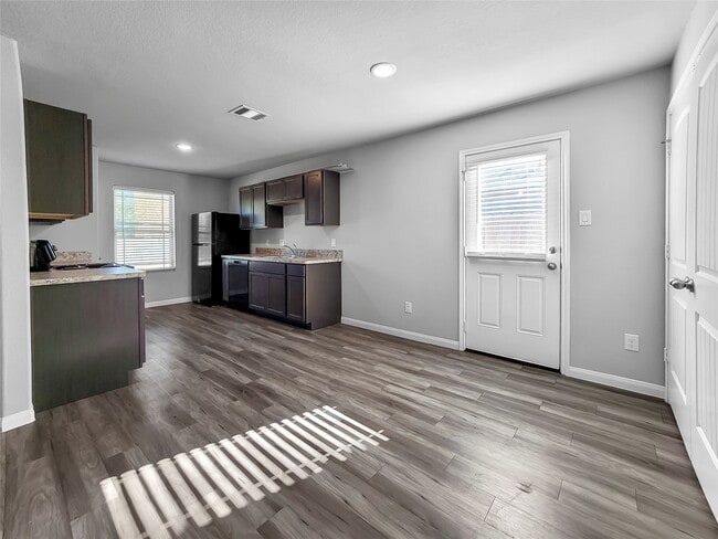 2851 Golf Crest Dr in Wharton, TX - Building Photo - Building Photo