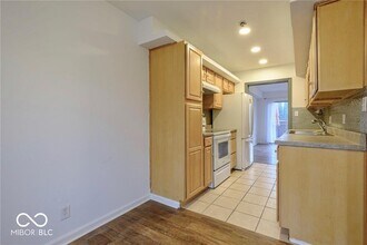 8527 Canterbury Square E in Indianapolis, IN - Building Photo - Building Photo