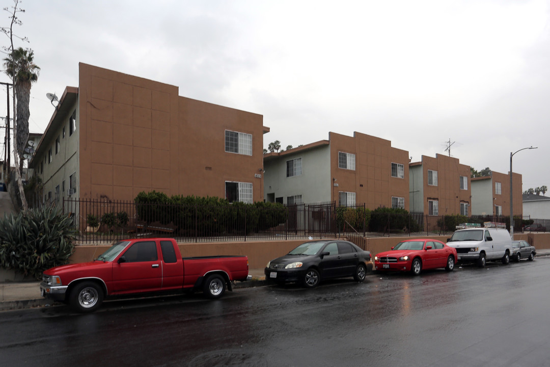 3511-3525 W 27th St in Los Angeles, CA - Building Photo