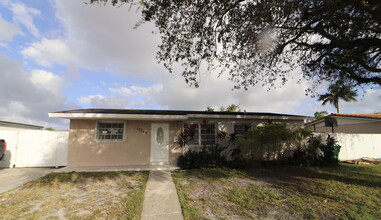 17045 NW 87th Ave in Hialeah, FL - Building Photo - Building Photo