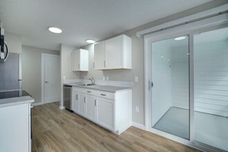 13737 32nd Ave NE, Unit 4 in Seattle, WA - Building Photo - Building Photo