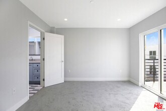 6032 Romaine St in Los Angeles, CA - Building Photo - Building Photo
