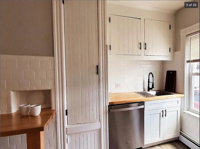 1129 Main St, Unit 1 in Pawtucket, RI - Foto de edificio - Building Photo