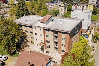 Maplewood Apartments in Seattle, WA - Foto de edificio - Building Photo