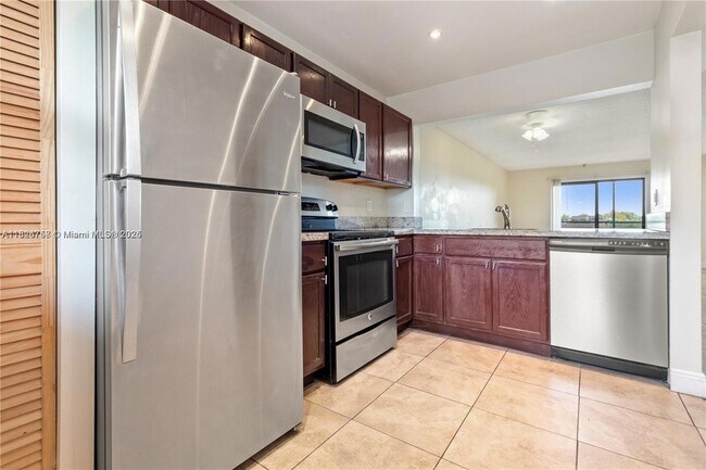 880 NE 207th Terrace, Unit 20210 in Miami, FL - Building Photo - Building Photo