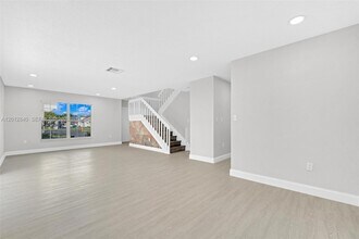 10065 NW 54th Terrace in Miami, FL - Building Photo - Building Photo