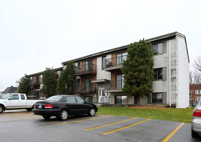 Silverwood Apartments in Cuyahoga Falls, OH - Building Photo - Building Photo