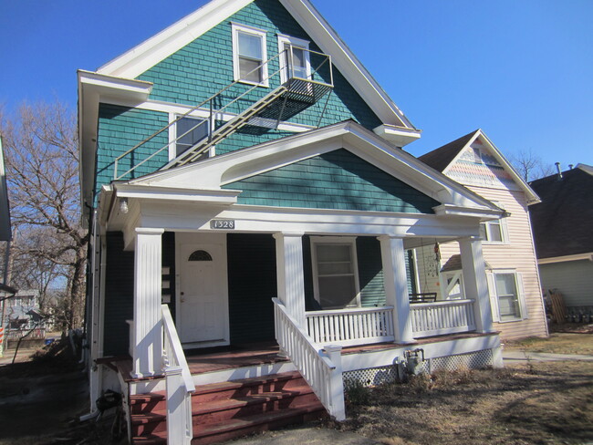 1328 Vermont St, Unit 1 in Lawrence, KS - Foto de edificio - Building Photo