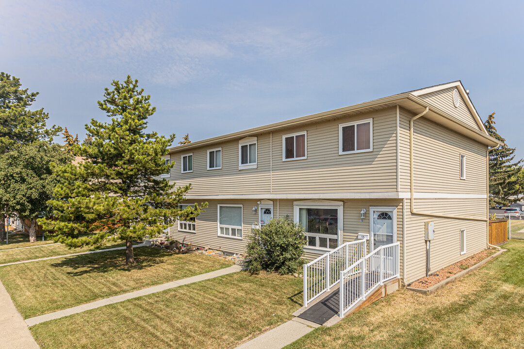 Broadmoor Lake in Sherwood Park, AB - Building Photo