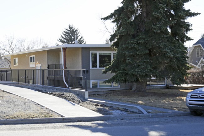 822 28th St NW in Calgary, AB - Building Photo - Primary Photo