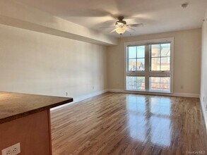 2 E Main St in Oyster Bay, NY - Building Photo - Building Photo