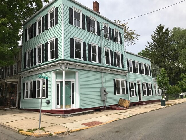 21 2nd St, Unit A in Bordentown, NJ - Foto de edificio - Building Photo