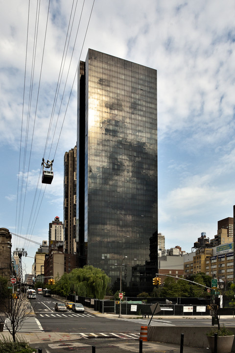 One Sutton Place North in New York, NY - Building Photo