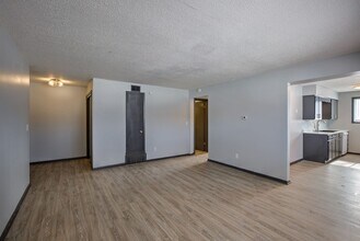 811 N 121st St in Omaha, NE - Building Photo - Building Photo