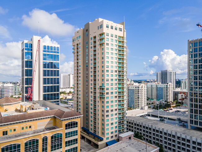 350 SE Second St in Fort Lauderdale, FL - Foto de edificio - Building Photo