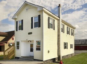 1025 Grove Ave in Radford, VA - Building Photo