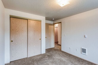 Parkmeadow Apartments in Keizer, OR - Building Photo - Building Photo