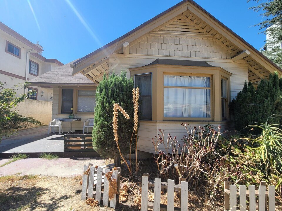 660 W Wilson Ave in Glendale, CA - Building Photo