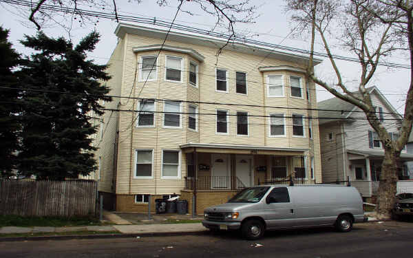 647-649 Montgomery St in Elizabeth, NJ - Foto de edificio - Building Photo