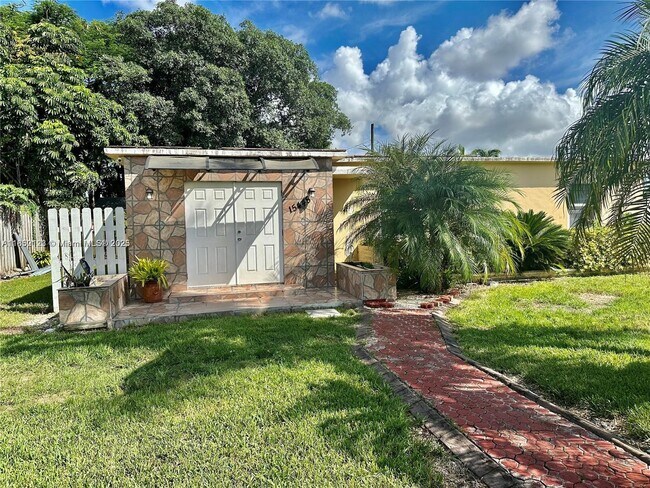 15445 Hayes Ln in Homestead, FL - Building Photo - Building Photo