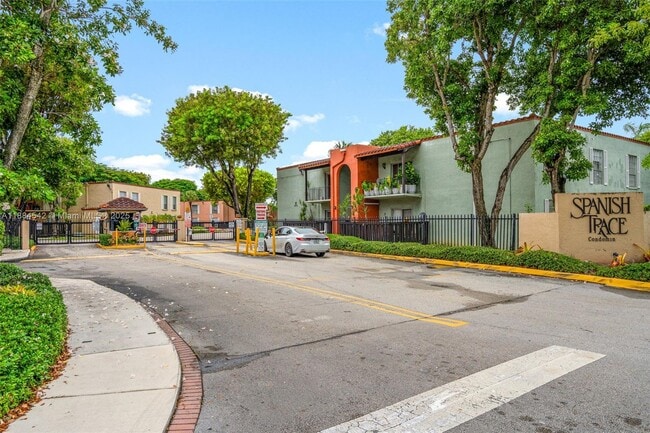 10794 N Kendall Dr in Miami, FL - Building Photo - Building Photo