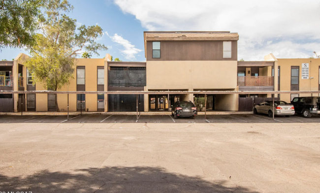 property at 1620 N Wilmot Rd