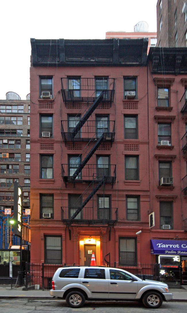 332 W 37th St in New York, NY - Building Photo - Building Photo