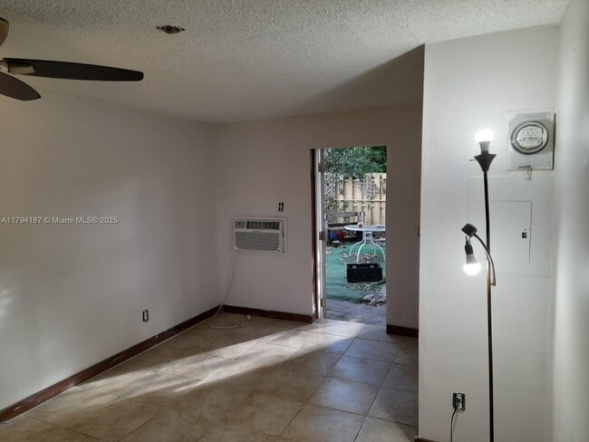 343 W 42nd St in Hialeah, FL - Building Photo - Building Photo