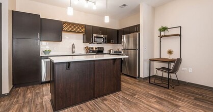 1900 at Canterfield Apartment Homes in West Dundee, IL - Foto de edificio - Building Photo