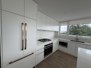 720 Farrow St in Coquitlam, BC - Building Photo - Building Photo