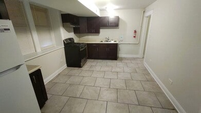 109 N Center St, Unit G in Joliet, IL - Building Photo - Building Photo