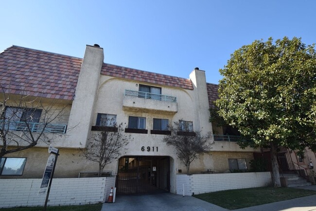 6911 Woodman Ave, Unit 09