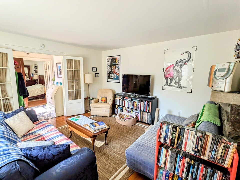 920 E Railroad Ave, Unit A in Bryn Mawr, PA - Foto de edificio