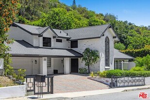 1060 Chantilly Rd in Los Angeles, CA - Building Photo