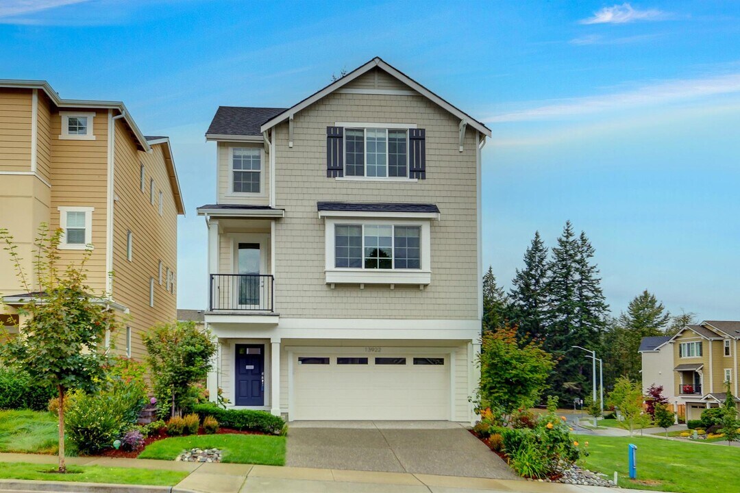13922 12th Pl W in Lynnwood, WA - Foto de edificio