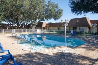 19 El Rancho Rd in McAllen, TX - Foto de edificio - Building Photo
