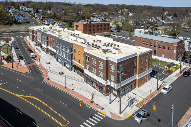 Parkview at University Place in West Haven, CT - Building Photo - Building Photo