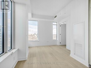 11 Yorkville Ave in Toronto, ON - Building Photo - Building Photo