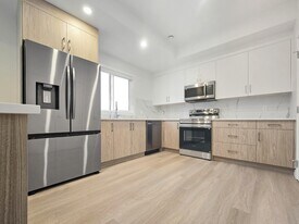 6123-6133 33 Ave NW in Calgary, AB - Building Photo