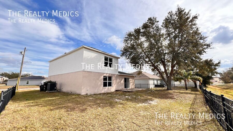 1937 Manatee Ct in Kissimmee, FL - Building Photo