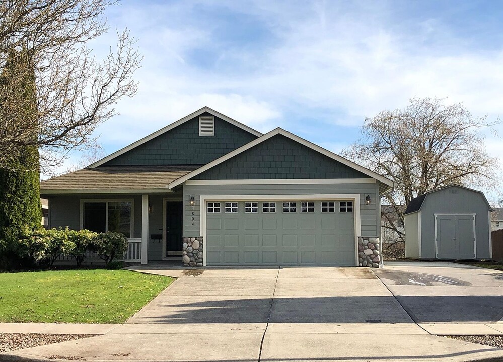 1804 Schneiter Dr in Longview, WA - Foto de edificio