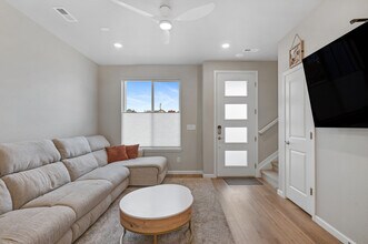 1837 S Poplar Ct in Denver, CO - Foto de edificio - Building Photo