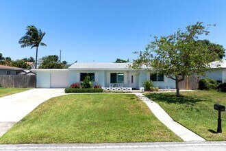 5920 Lake Osborne Dr in Lake Worth Beach, FL - Building Photo - Building Photo